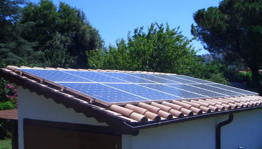 Impianto fotovoltaico completamente integrato architettonicamente installato sulla falda di un edificio